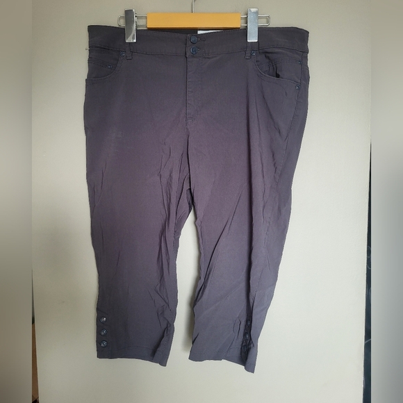 Reitmans Women's Dark Gray Capris , Size 14 Petite (34) - Picture 1 of 6